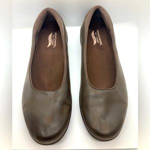 Sketchers Air-cooled Arch Fit Women’s flats size 9.5, Brown